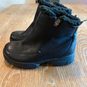 UGG Sierra Women’s Black Ankle Leather Side Zipper Boots Size 6